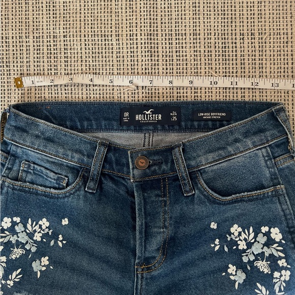 Hollister Boyfriend Distressed Floral Embroidered Cropped Jeans - Picture 4 of 10